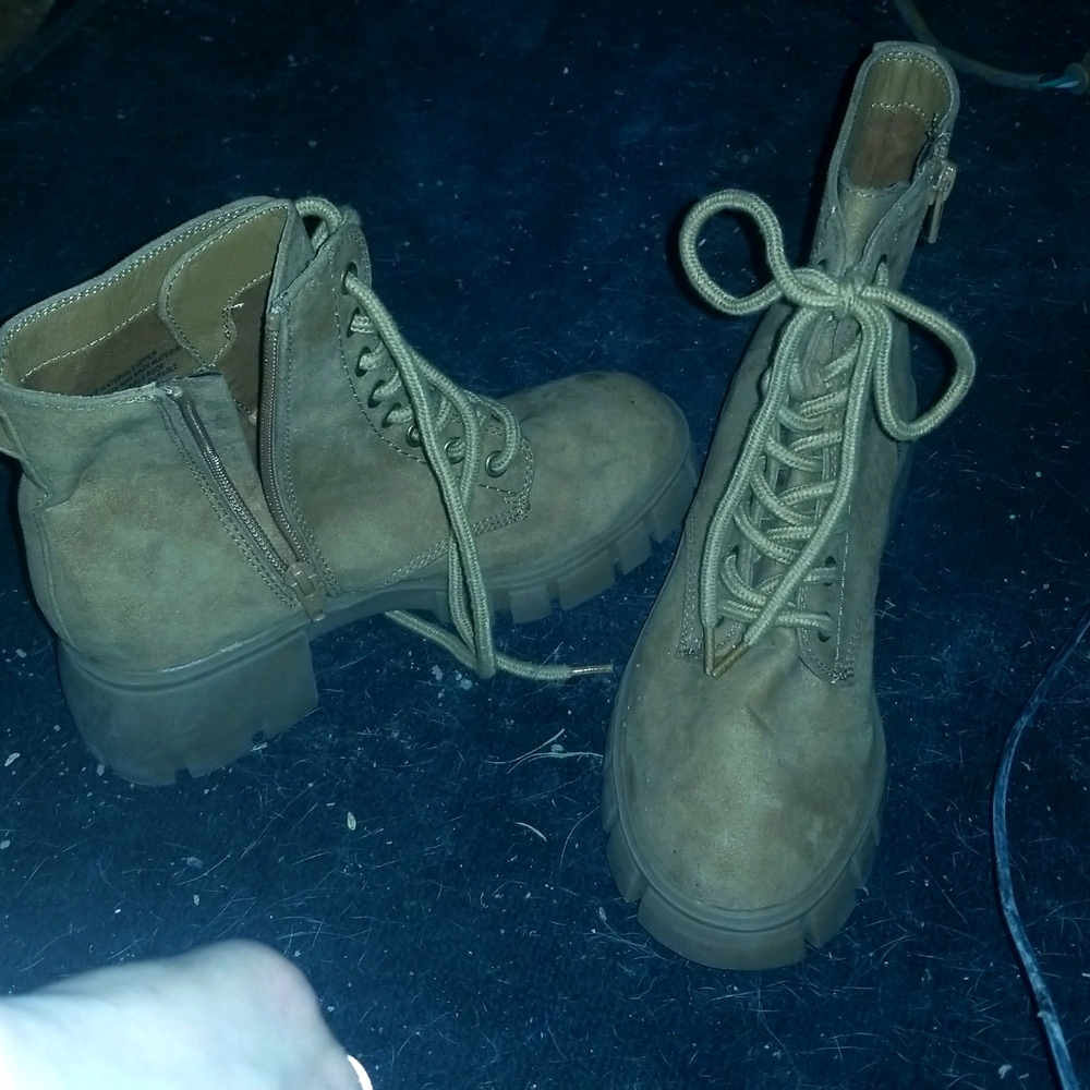 Universal thread, size 6, high heeled boots,